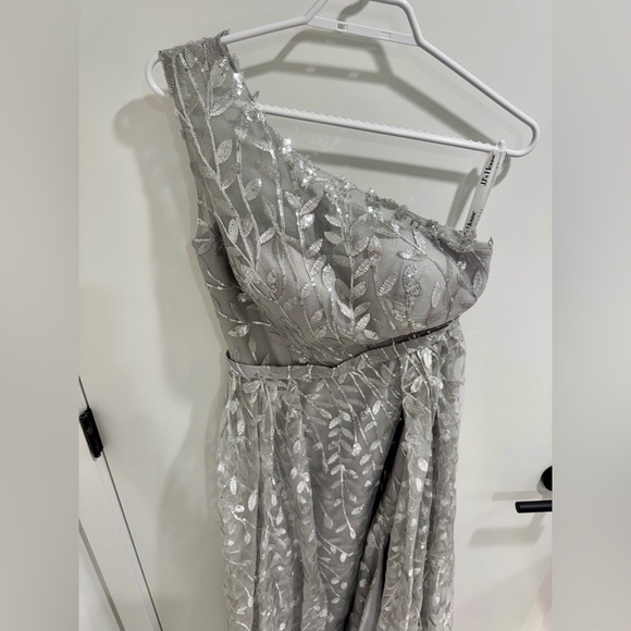NWOT Silver One-Shoulder Prom/Formal Dress - Picture 4 of 5